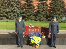 Посольство Украины в Москве возложило цветы к мемориалу "Киев - город-герой"