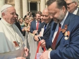 Российский коммунист заставил Папу Римского нацепить георгиевскую ленту (фото)