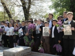 Павлоградские школьники с портретами прадедов-ветеранов в руках почтили память погибших
