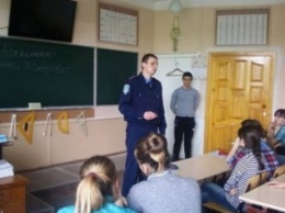На Николаевщине капитан полиции разъяснил школьникам о правонарушениях и их последствиях