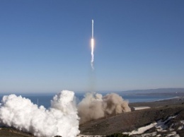 Первая ступень запущенной SpaceX ракеты Falcon 9 совершила посадку