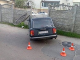 Пьяная девушка врезалась в бетонный забор в центре Чернигова