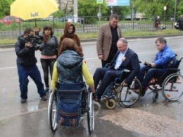 Замглавы администрации Симферополя сел в инвалидную коляску, чтобы проверить, насколько город доступен для инвалидов (ФОТО)