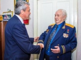 Президент поздравил 91-летнего ветерана Днепропетровщины с Днем Победы