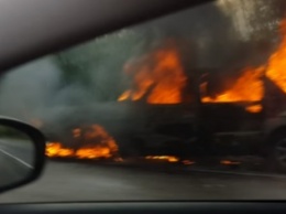 Опубликовано видео горящего автомобиля в Запорожской области