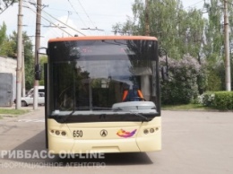В Кривом Роге запустили обновленный троллейбус и рассказали график движения транспорта 7 и 9 мая (фото)
