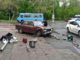 В Одессе автомобиль снес светофор и травмировал четырех пешеходов (фото)