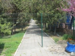 Директор пансионата в Крыму поставил забор на дороге к морю и намазал его солидолом