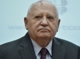 Губки уточкой: Горбачев рассмешил сеть первым селфи (ФОТО)