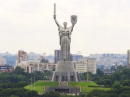 Декоммунизация в действии: в столице Украины со статуи "Родина-мать" демонтируют символику коммунистического режима