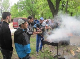 Крымские татары угостили горожан фирменным шашлыком и пловом (Фото)