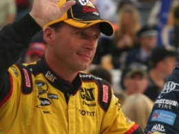 Гонщик Дэйв Блейни попал в аварию на трассе NASCAR