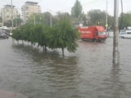 В Запорожье спасатели откачивали воду с отделения "Новой почты"