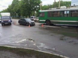 В Харькове "легковушка" столкнулась лоб в лоб с троллейбусом (ФОТО)