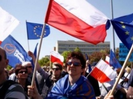 В Варшаве - два митинга: "за Европу" и против вмешательства ЕС