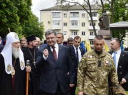 Под крики "Прекращай войну" Порошенко открыл памятник Мазепе в Полтаве (фото)