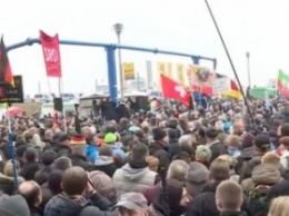 В Берлине проходят массовые демонстрации за и против власти Меркель