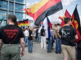 В Берлине проходят массовые акции за и против Меркель