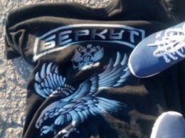 В Мелитополе боец "Азова" отобрал у мужчины футболку с "Беркутом" и гербом РФ, - ФОТО