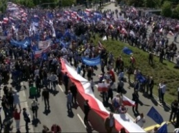 В Варшаве около 200 тыс человек вышли на акцию протеста оппозиции