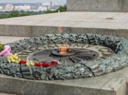 Оппоблок требует расследовать акцию вандализма возле Вечного огня в киевском Парке Славы