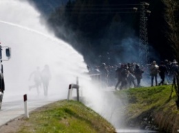 На альпийском пограничном перевале произошли стычки демонстрантов с полицией