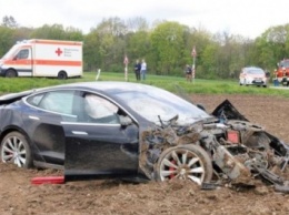 Пассажиры Tesla Model S чудом выжили в жутком ДТП
