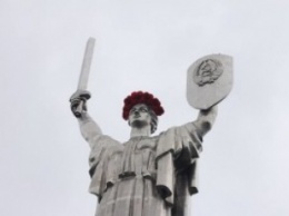 На Родину-мать в Киеве "надели" венок из красных маков