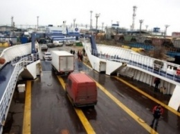 Водителей грузовиков просят воздержаться от поездок через Керченскую паромную переправу 9 и 10 мая