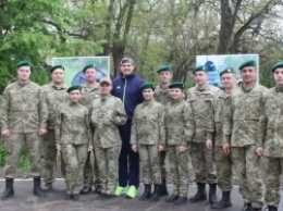 Крымский боксер Александр Усик провел мастер-класс украинским пограничникам (ФОТО)