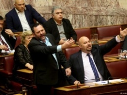 Греческий парламент принял новый пакет реформ