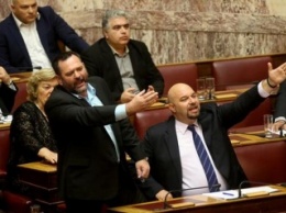 Парламент Греции одобрил пакет реформ вопреки протестам