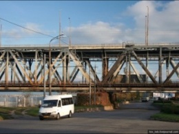Молодая девушка хотела прыгнуть с Амурского моста (ФОТО)