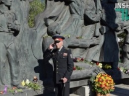 День Победы в Николаеве: к стеле освободителям пришли горожане с фотографиями родных и приехала «Лада» с георгиевской лентой и флагом ВМФ СССР