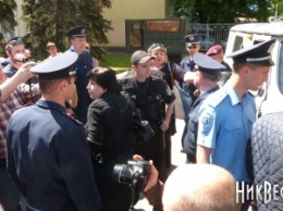 Полиция Николаева погрузила в автозак провокаторов с «георгиевскими» лентами