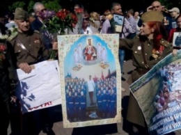По Киеву маршируют люди с иконой Сталина