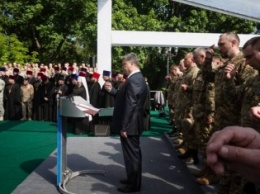 Президент и военные помолились за павших защитников времен Второй мировой (фото)