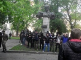 Львовские активисты пытались снести памятник советскому писателю (фото, видео)
