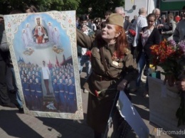 Провокации в Киеве: участница "Бессмертного полка" скандировала "Слава великому Сталину!" с его портретом и флагом СССР