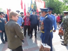 День Победы прошел с потасовками по поводу красных флагов и оранжево-черных лент (видео)