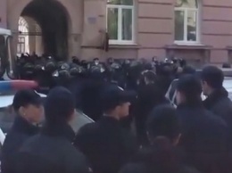 Во Львове активисты пытались снести памятник писателю Тудору. ВИДЕО