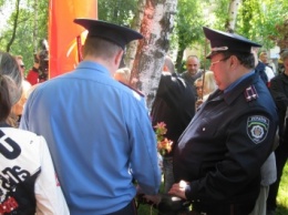 Жирный украинский полицай: Уберите Георгиевскую ленту, а то и я пострадаю