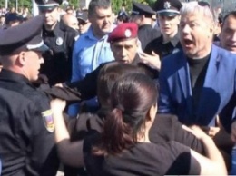 Потасовка на параде в Черкассах: ветеранов заставили убрать красный флаг