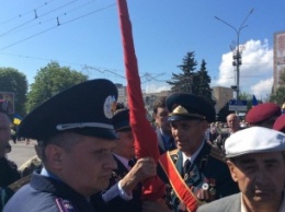 В Черкассах чуть не произошла драка из-за красного флага