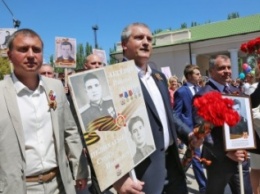 Аксенов прошел в рядах Бессмертного полка по улицам города воинской славы Феодосии (ФОТО)