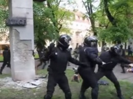 Жестокая драка у памятника Тудору во Львове: двое полицейских ранены в столкновениях с вооруженными активистами