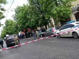 Кровь на асфальте: в центре Харькова подстрелили патрульного, приехавшего осмотреть "подозрительный автомобиль"