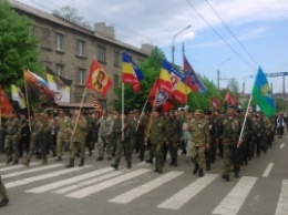Донбасс под властью фашистов: боевики "ЛНР" прошли по Алчевску с знаменами войск СС