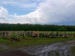 В Сети показали кладбище безымянных могил «ополченцев» на Донбассе (ФОТО)