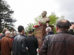 В Ялте прошло торжественное открытие памятника герою ВОВ Джалилю Наджабову